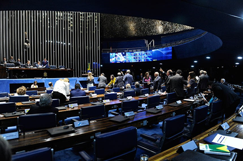 Senado aprova partilha de leilão do pré-sal com municípios